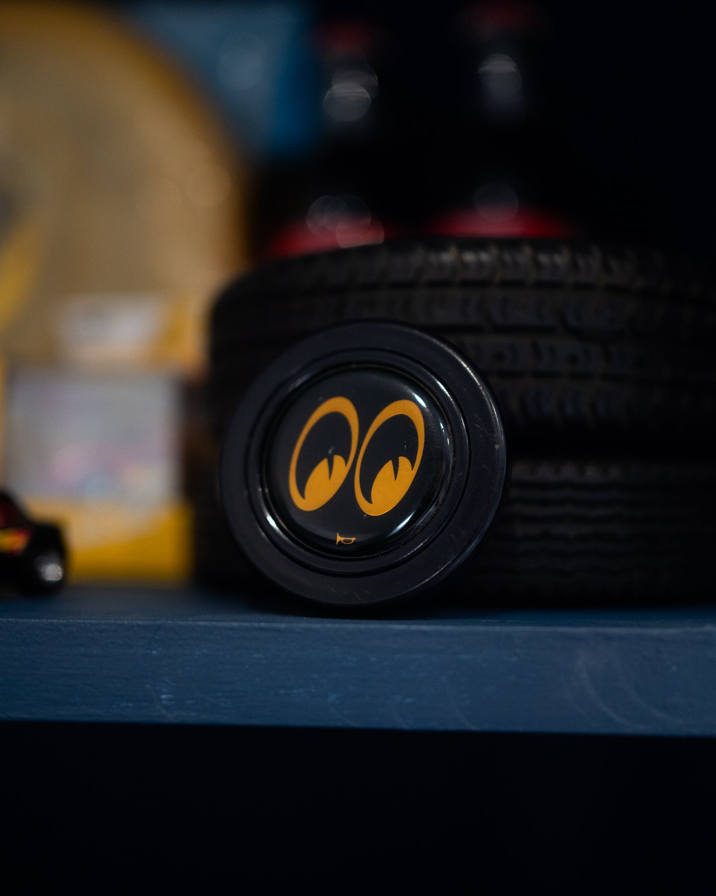 Mooneyes Black/Gold Horn Button