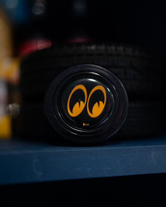 Mooneyes Black/Gold Horn Button